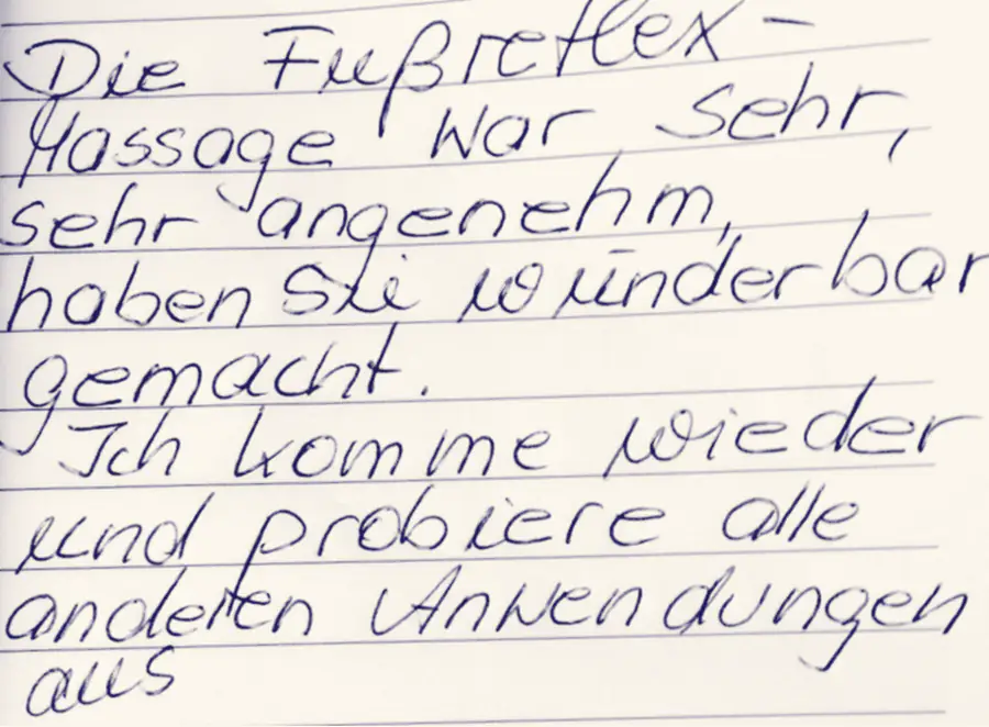 Handschriftlicher Eintrag: „Die Fußreflex-Massage war sehr, sehr angenehm, haben Sie wunderbar gemacht. Ich komme wieder und probiere alle anderen Anwendungen aus.“